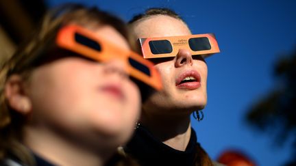 Une femme et une petite fille observent une &eacute;clipse, &agrave; l'Observatoire de Sydney (Australie), le 10 mai 2013.&nbsp; (SAEED KHAN / AFP)