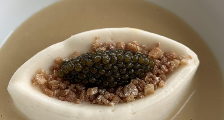 Mousseline de chou-fleur et caviar, l'un des plats signature de Jérôme Schilling, au château Lafaurie-Peyraguey dans le sauternes. (BERNARD THOMASSON / FRANCEINFO)