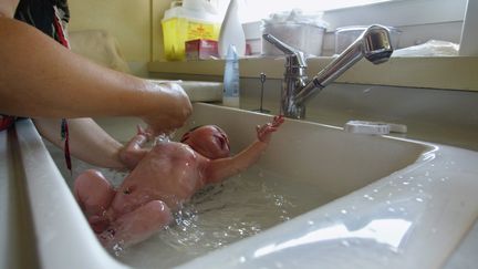 Avec un taux de f&eacute;condit&eacute; de deux enfants par femme, la France est le pays d'Europe qui fait le plus de b&eacute;b&eacute;s. (MARTIN BUREAU / AFP)