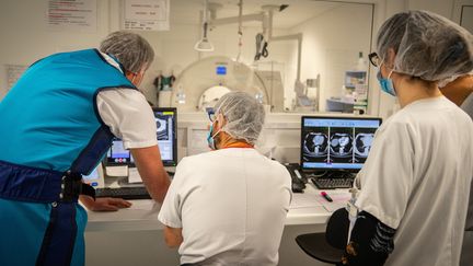 Un patient passe un scanner dans un hôpital. (JESSICA BORDEAU / BSIP)