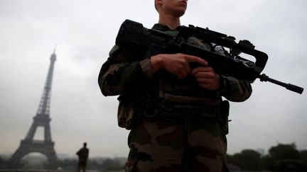 Des soldats français patrouillent près de la&nbsp;tour Eiffel, à Paris, dans le cadre de l'opération Sentinelle, le 3 mai 2017.&nbsp; (CHRISTIAN HARTMANN / REUTERS)