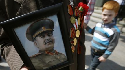 Un portrait de Joseph Staline à Tbilissi en 2014, lors des commémorations de la victoire de l'URSS sur l'Allemagne nazie, le 9 mai 1945. (REUTERS/David Mdzinarishvili )