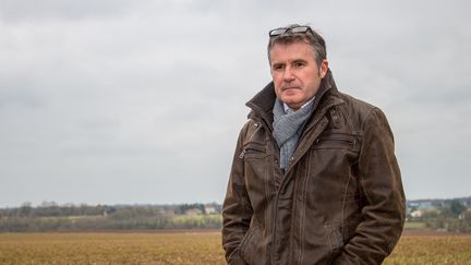 Le c&eacute;r&eacute;alier Paul Fran&ccedil;ois dans un de ses champs, &agrave; Bernac (Charente), le 17 f&eacute;vrier 2015. (BENOIT ZAGDOUN / FRANCETV INFO)