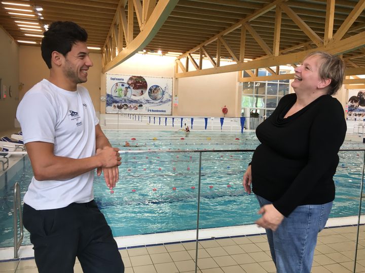 Le nageur syrien Rami Anis, accompagné de sa coach&nbsp;Carine Verbauwen, dans la piscine de&nbsp;Rozebroeken à&nbsp;Gand (Belgique), le 3 juillet 2017. (RAPHAEL GODET ./ FRANCEINFO)