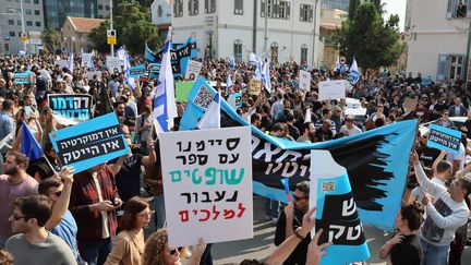 Des employés de start-up manifestent à Tel Aviv, le 24 janvier 2023, pour protester contre les plans controversés du gouvernement israélien visant à remanier le système judiciaire. (JACK GUEZ / AFP)