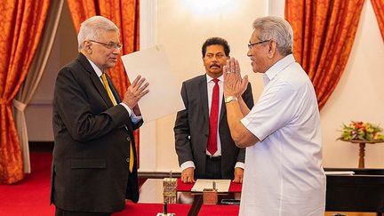 Le nouveau Premier ministre du Sri Lanka Ranil Wickremesinghe (à gauche) prête serment face au président du pays&nbsp;Gotabaya Rajapaksa&nbsp;(à droite), le 12 mai 2022 à Colombo (Sri Lanka). (SRI LANKA PRESIDENT MEDIA DIVISI / ANADOLU AGENCY / AFP)