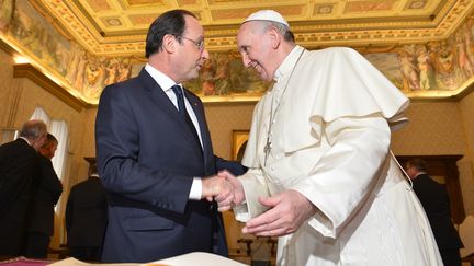 Fran&ccedil;ois Hollande et le pape Fran&ccedil;ois se saluent pendant leur entrevue, le 24 janvier 2014 au Vatican. (GABRIEL BOUYS / AFP)