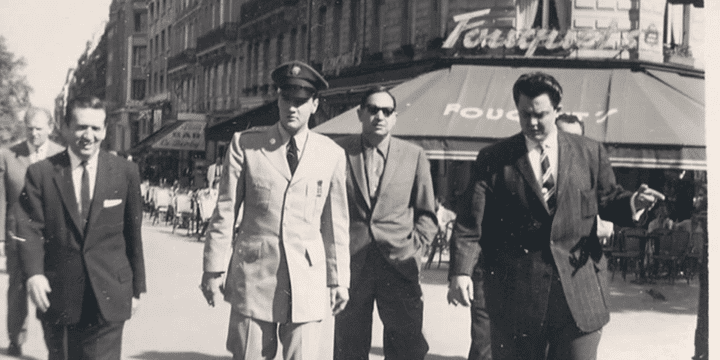 Le King en balade sur les Champs-Elysées en 1959.
 (Marcel Thomas)