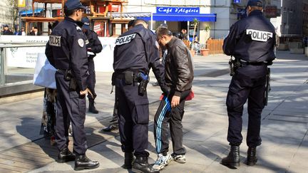 Des policiers proc&egrave;dent &agrave; un contr&ocirc;le d'identit&eacute; &agrave; Lyon (Rh&ocirc;ne), le 22 mars 2011. (JUSTE PHILIPPE / MAXPPP)