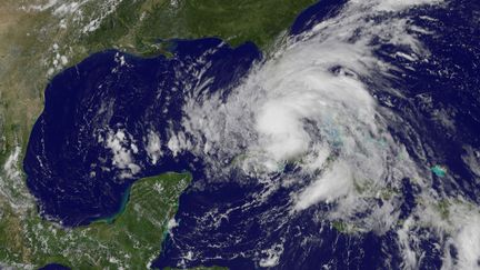 Une image satellite de la temp&ecirc;te tropicale Isaac, le 26 ao&ucirc;t 2012, lors de son passage sur la Floride. (NOAA / AFP)