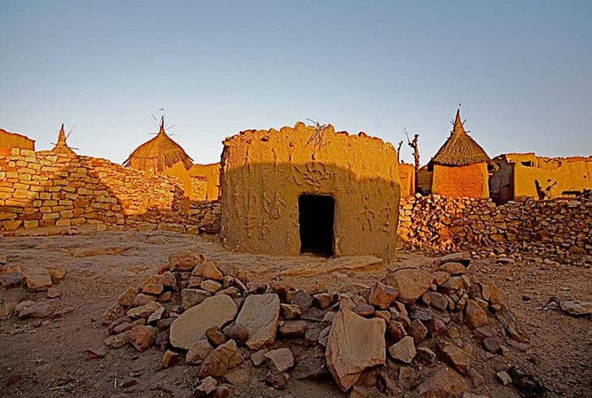 Le village de Younoussa Traoré au pied de la falaise Dogon. 
 (Younoussa Traoré )