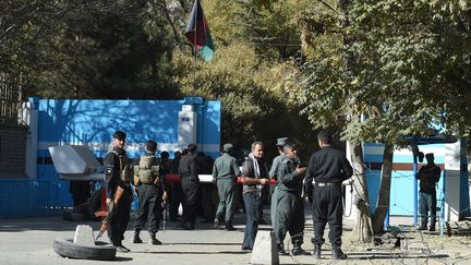 Des policiers devant l'université de Kaboul (Afghanistan) après une attaque, le 2 novembre 2020. (WAKIL KOHSAR / AFP)