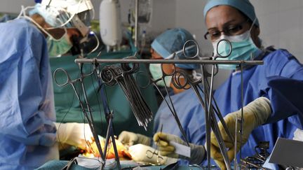 Des m&eacute;decins op&egrave;rent un enfant, le 5 octobre 2011. (SWOAN PARKER/REUTERS)