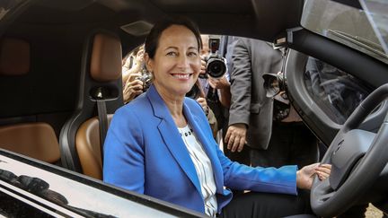 S&eacute;gol&egrave;ne Royal au volant d'une voiture &eacute;lectrique le 15 octobre &agrave; Lyon. (PHILIPPE MERLE / AFP)