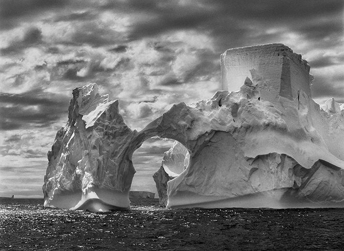 Iceberg entre l&rsquo;&icirc;le Paulet et les &icirc;les Shetland du Sud dans la mer de Weddell. P&eacute;ninsule Antarctique, 2005. (© SEBASTIÃO SALGADO / AMAZONAS)