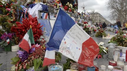 Un an&nbsp;après l'attaque qui a&nbsp;secoué Paris et la région parisienne, en janvier 2015, la&nbsp;France se reccueille, place de la République, le 5 janvier 2016. (ARTUR WIDAK / NURPHOTO)