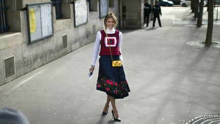 La blogueuse brésilienne Helena Bordon pose pour les photographes le 4 mars 2015 à la sortie du défilé Dries Van Noten Paris
 (MARTIN BUREAU / AFP)