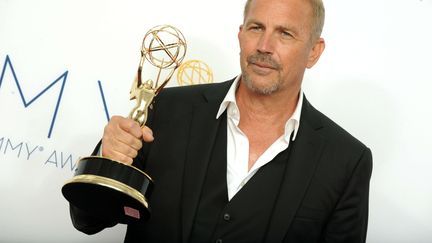 L'acteur Kevin Costner r&eacute;compens&eacute; lors des Emmy Awards pour sa prestation dans la s&eacute;rie "Hatfields &amp; McCoys", le 23 septembre 2012 &agrave; Los Angeles (Etats-Unis). (JORDAN STRAUSS / AP / SIPA)