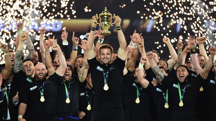 Richie McCaw soul&egrave;ve le troph&eacute;e Webb-Ellis, le 31 octobre 2015, apr&egrave;s que son &eacute;quipe a remport&eacute; la Coupe du monde de rugby.&nbsp; (MAXPPP)