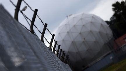 Un centre d'&eacute;coutes de la NSA au sud de Munich (Allemagne), le 13 ao&ucirc;t 2013. (MICHAEL DALDER / REUTERS)