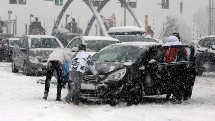 Au p&eacute;age de La Saulce (Hautes-Alpes), la neige a sem&eacute; une v&eacute;ritable pagaille, en particulier pour les automobilistes d&eacute;pourvus d'&eacute;quipements sp&eacute;ciaux (MAXPPP)