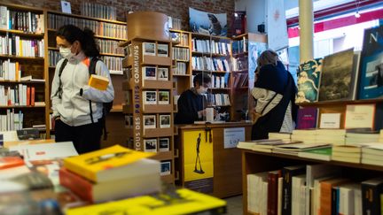 Une librairie à St Aubin, deux mois après le premier confinement, en mai 2020. (MATTHIEU RONDEL / HANS LUCAS)