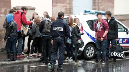 La police assure la surveillance devant un lyc&eacute;e de Strasbourg (Bas-Rhin), le 17 mai 2013. (FREDERICK FLORIN / AFP)