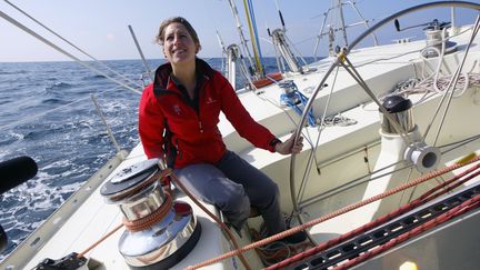 Maud Fontenoy sur son monocoque durant une sortie d'entra&icirc;nement en mer au large des Sables-d'Olonne (Vend&eacute;e), en mars 2006. (MARCEL MOCHET / ARCHIVES / AFP)