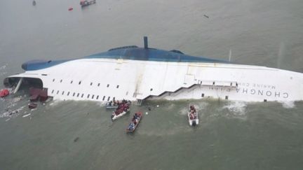 Le ferry "Sewol" coule au large de l'&icirc;le de Jindo, le 16 avril 2014 en Cor&eacute;e du Sud. (EYEPRESS NEWS / AFP)