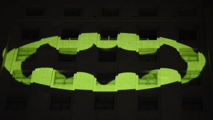 Le&nbsp;Bat-Signal projeté sur l'hôtel de ville de&nbsp;Los Angeles, le 15 juin 2017, en Californie (Etats-Unis). (ROBYN BECK / AFP)