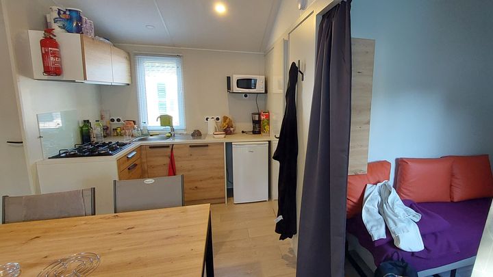 L'intérieur du mobile-home loué par Maxime, en deuxième année à l'Estia, école d'ingénieur qui se trouve à Bidart. (Benjamin Illy / FRANCEINFO)