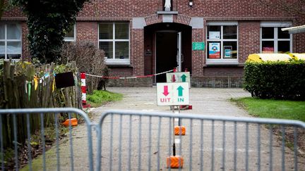 
L'entrée de l'école primaire Olfa Elsdonk à Edegem, Anvers, le 18 janvier 2021. (illustration)
 (KRISTOF VAN ACCOM / BELGA)