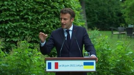 Emmanuel Macron s'est rendu en Ukraine pour la première fois depuis le début de la guerre dans le pays, jeudi 16 juin.&nbsp;La journaliste Agnès&nbsp;Vahramian, en direct de Kiev, fait le point sur les objectifs de la rencontre entre le président français et son homologue ukrainien&nbsp;Volodymyr&nbsp;Zelensky. (FRANCE 2)