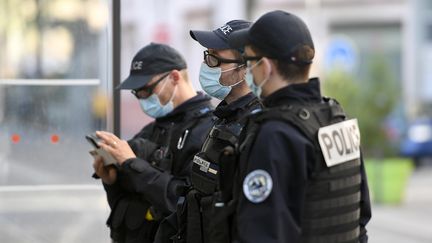 Des policiers procèdent à un contrôle d'attestations de sortie pendant le confinement&nbsp;à Villeurbanne, près de Lyon, le 10 avril 2020. Photo d'illustration. (JOEL PHILIPPON / MAXPPP)