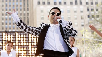 Le chanteur Psy au pied du&nbsp;Rockefeller Center, &agrave; New York (Etats-Unis), le 3 mai 2013.&nbsp; ( LUCAS JACKSON / REUTERS )