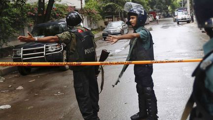 &nbsp; (Un périmètre de sécurité mis en place autour du café-restaurant de Dacca (Bangladesh) où l'assaut final a été donné après une prise d'otage vendredi soir ©SIPA)