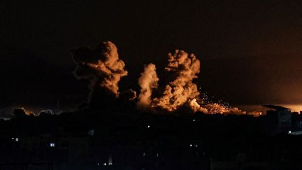 Des frappes israéliennes sur la bande de Gaza à la tombée de la nuit, le 21 janvier 2024. (AFP)