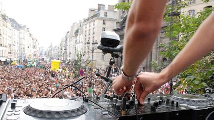 Des Dj&#039;s, des décibels, une foule compacte : c&#039;est la Techno Parade !
 (Pele / Sipa)