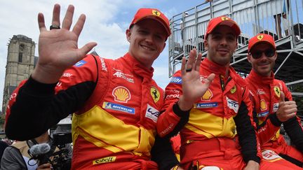 Les trois pilotes de l'écurie Ferrari célèbrent leur pole position aux 24h du Mans, le 9 juin 2023. (JEAN-FRANCOIS MONIER / AFP)