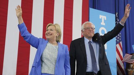 Hillary Clinton et Bernie Sanders, à Portsmouth (New Hampshire), le 12 juillet 2016. (BRIAN SNYDER / REUTERS)