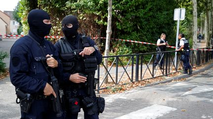 Des policiers après une attaque au couteau perpétrée à Trappes (Yvelines), le 23 août 2018. (PHILIPPE WOJAZER / REUTERS)