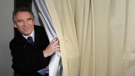 Le pr&eacute;sident du MoDem,&nbsp;Fran&ccedil;ois Bayrou, dans un bureau de vote &agrave; Pau (Pyr&eacute;n&eacute;es-Atlantiques) pour le premier tour des municipales, le 23 mars 2014. (MEHDI FEDOUACH / AFP)