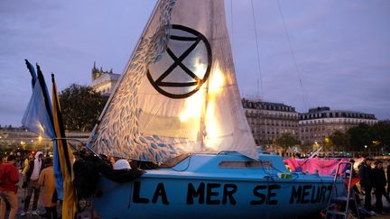 Installation d'Extinction Rebellion, à Paris, le 8 octobre.&nbsp; (NATHANAEL CHARBONNIER / RADIO FRANCE)