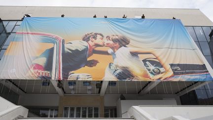 L'affiche du 71ème festival de Cannes, accrochée au-dessus des marches du Palais. 
 (SYSPEO/SIPA/1805061504 )