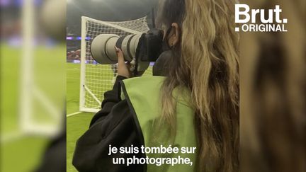 Sur le terrain avec Lionel Messi et Kylian Mbappé, en tournée avec Nekfeu et Booba, depuis 10 ans, elle photographie le monde du rap et du football. Brut a passé une journée avec Elisa Parron à l'occasion de la sortie de son livre "NUMERO 10".