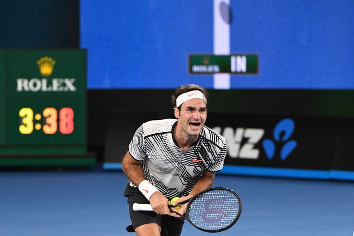 Roger Federer laisse exploser sa joie en remportant l'Open d'Australie le 29 janvier 2017, après sa victoire en finale contre Rafael Nadal. (WILLIAM WEST / AFP)