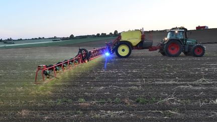 Un agriculteur déverse du glyphosate dans son champ à Piace (Sarthe), le 11 mai 2018. (JEAN-FRANCOIS MONIER / AFP)