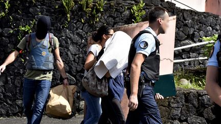 Arrestation d'un homme suspecté de radicalisation sur l'île de La Réunion, en avril 2017. (MAXPPP)