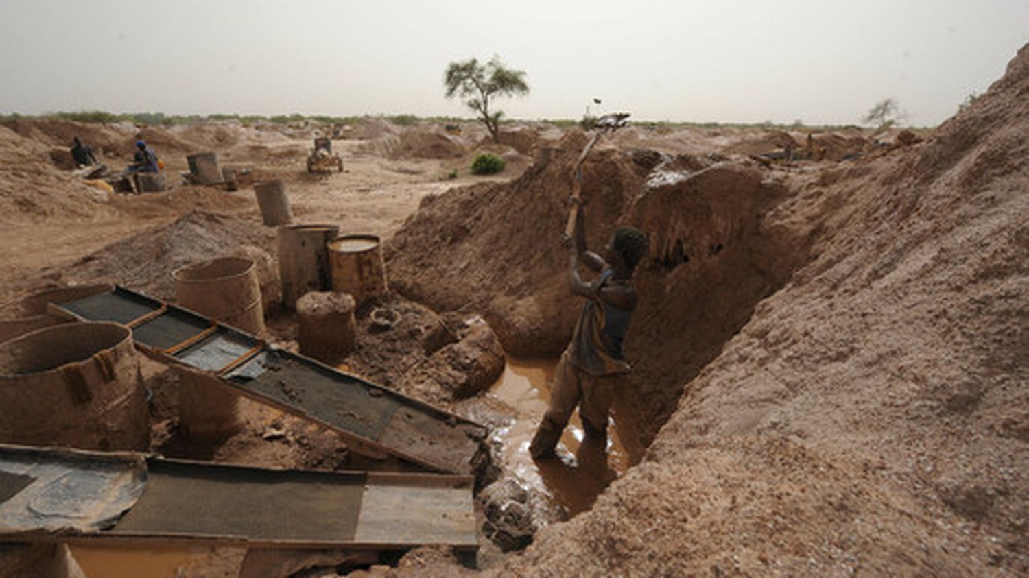 Au Burkina Faso, L'or Des Mines Intéresse Les Militaires