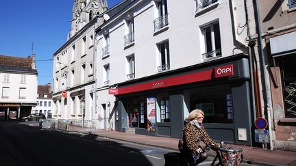 Dans une rue de Montargis (Loiret) le 8 avril 2021. Photo d'illustration (GAO JING / XINHUA)